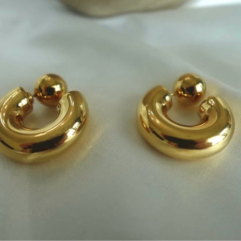 Elegant Gold Hoop Earrings